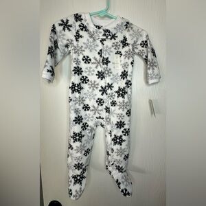 NWT Lullaby long sleeve black white snowflake print footed sleeper infant 6-9 mo
